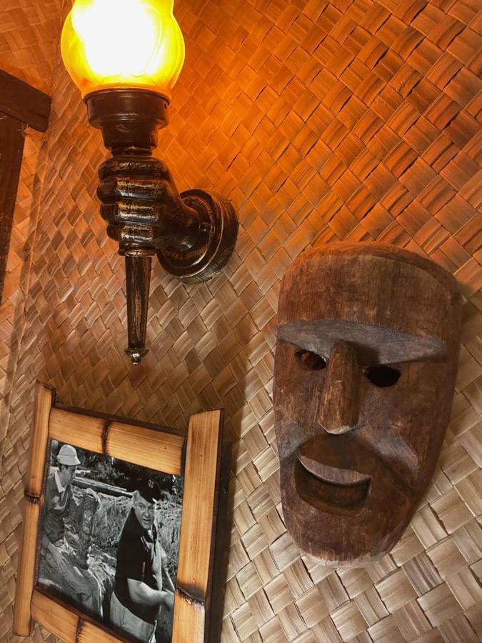 The Kondo Tiki Tampa Luaran gambar