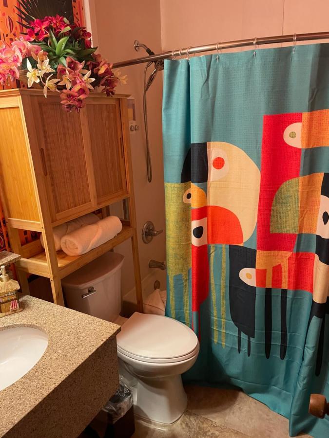 The Kondo Tiki Tampa Luaran gambar