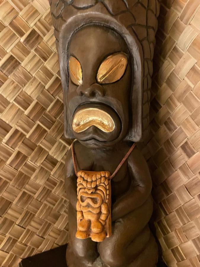The Kondo Tiki Tampa Luaran gambar