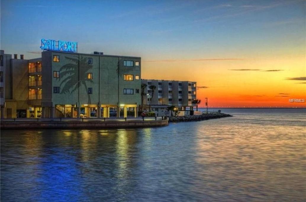 The Kondo Tiki Tampa Luaran gambar