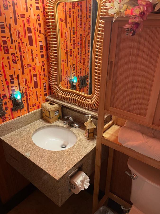 The Kondo Tiki Tampa Luaran gambar