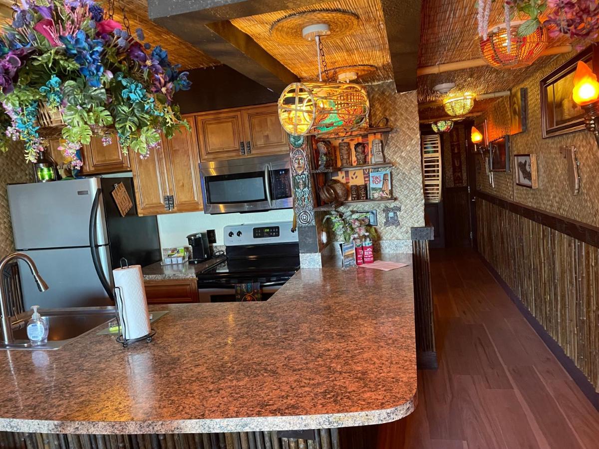 The Kondo Tiki Tampa Luaran gambar