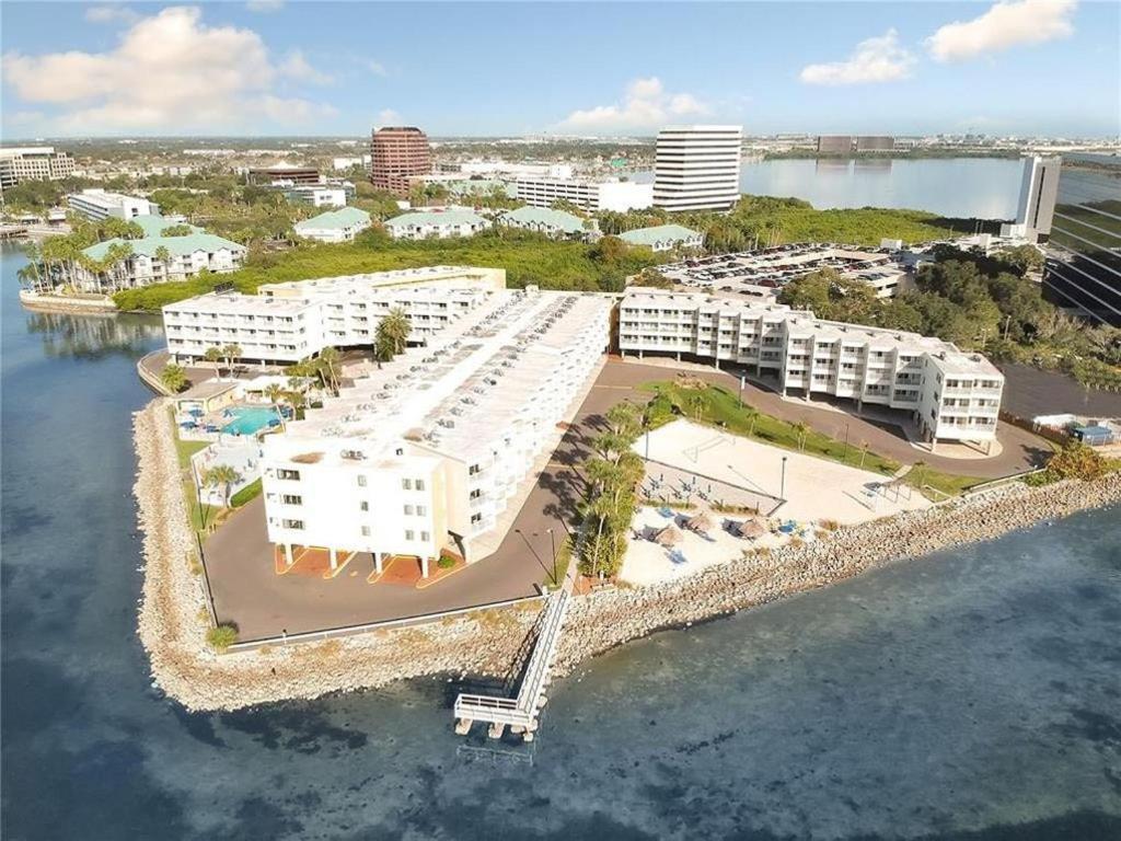 The Kondo Tiki Tampa Luaran gambar