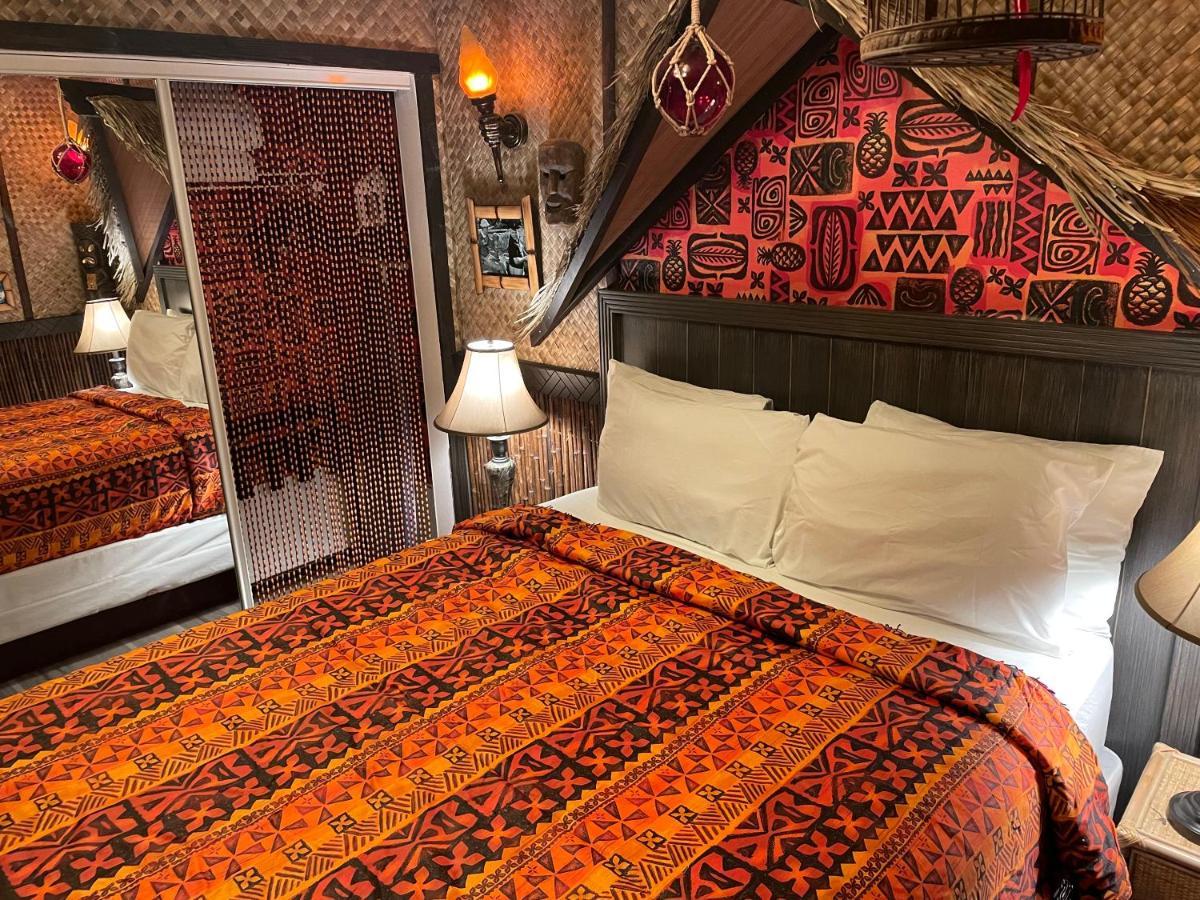 The Kondo Tiki Tampa Luaran gambar