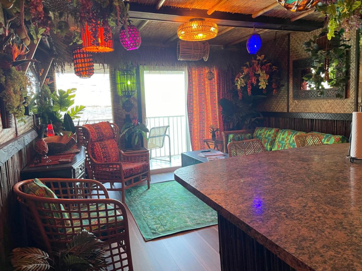 The Kondo Tiki Tampa Luaran gambar