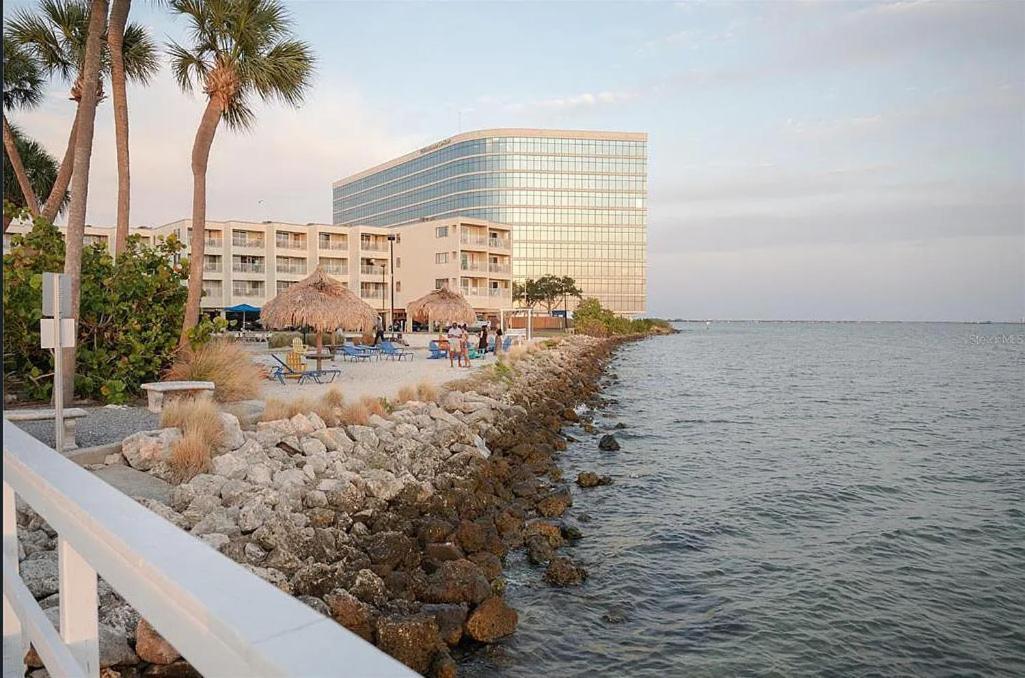 The Kondo Tiki Tampa Luaran gambar