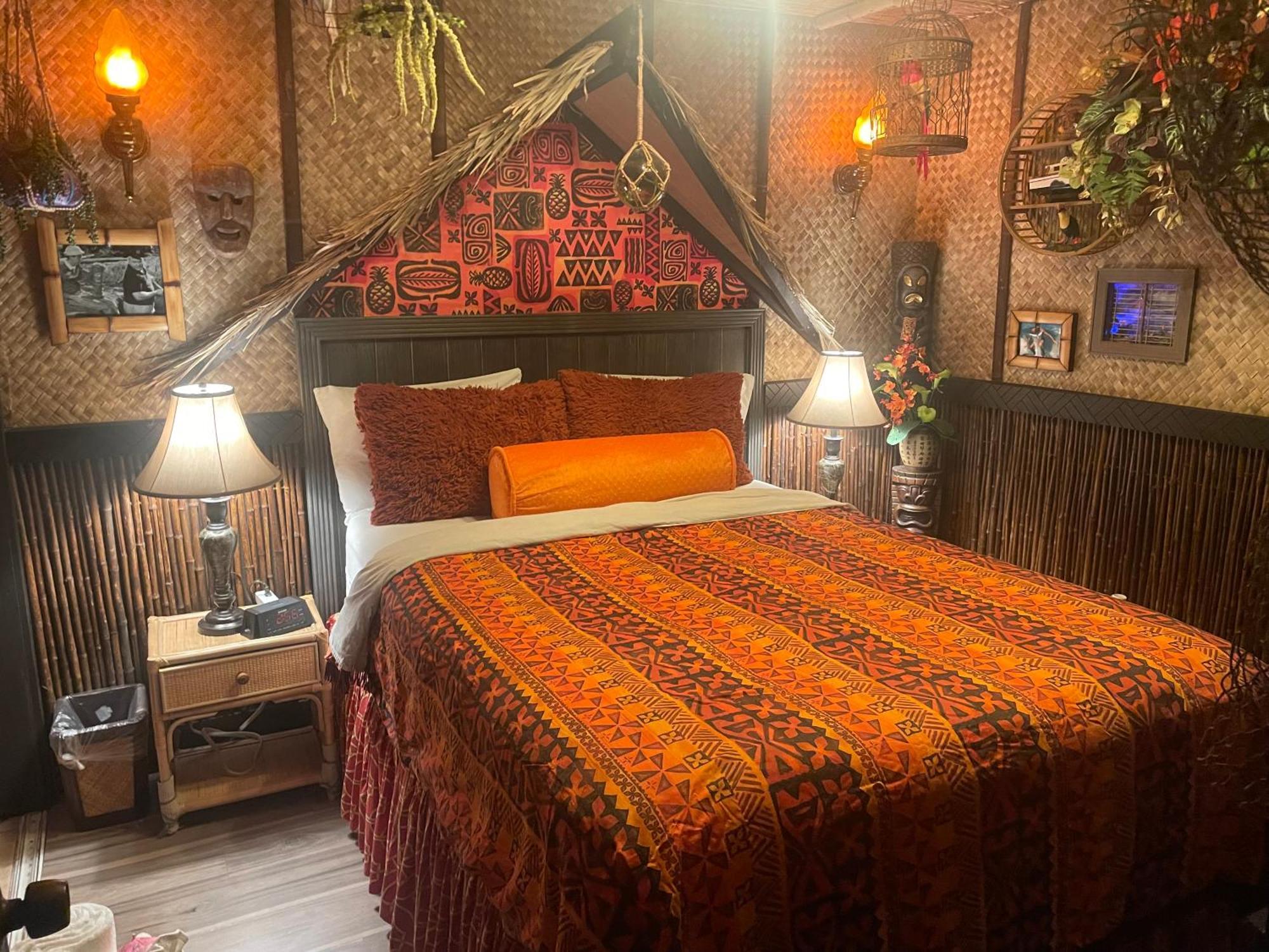The Kondo Tiki Tampa Luaran gambar